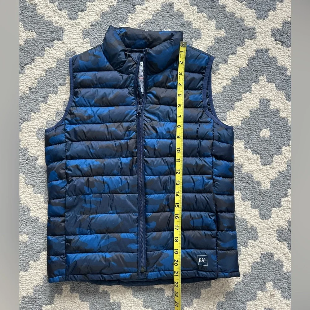Gap Kids Upcycled Lightweight Puffer Vest with Primaloft Size Medium Navy Camo